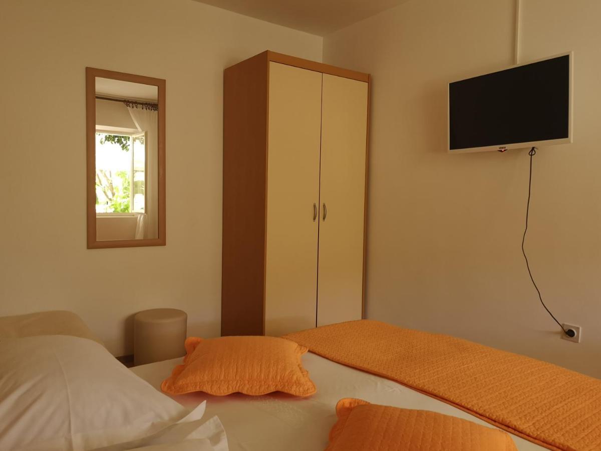 Apartments & Rooms Anita Хвар Екстер'єр фото