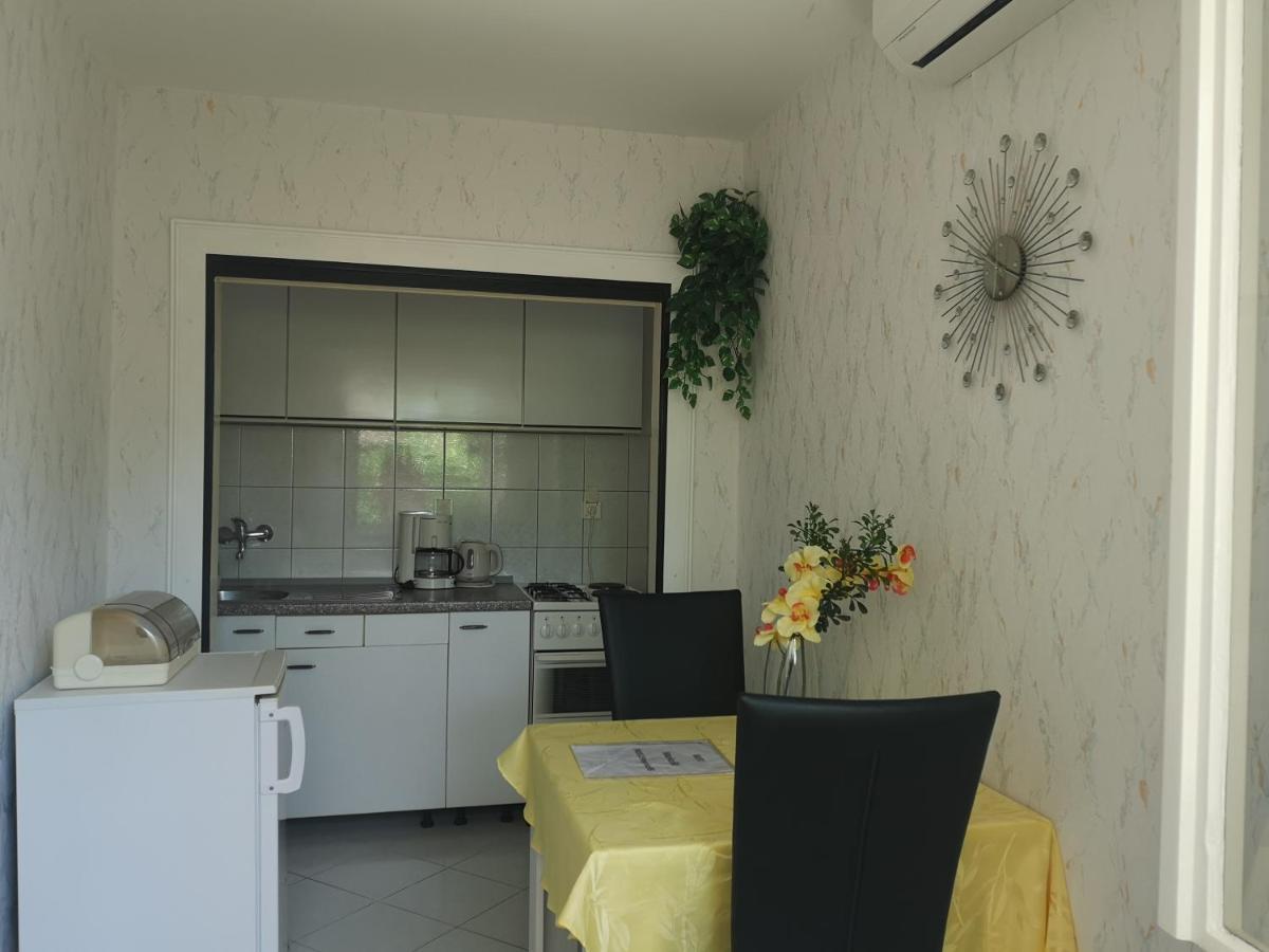 Apartments & Rooms Anita Хвар Екстер'єр фото