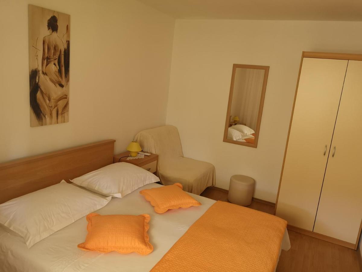 Apartments & Rooms Anita Хвар Екстер'єр фото