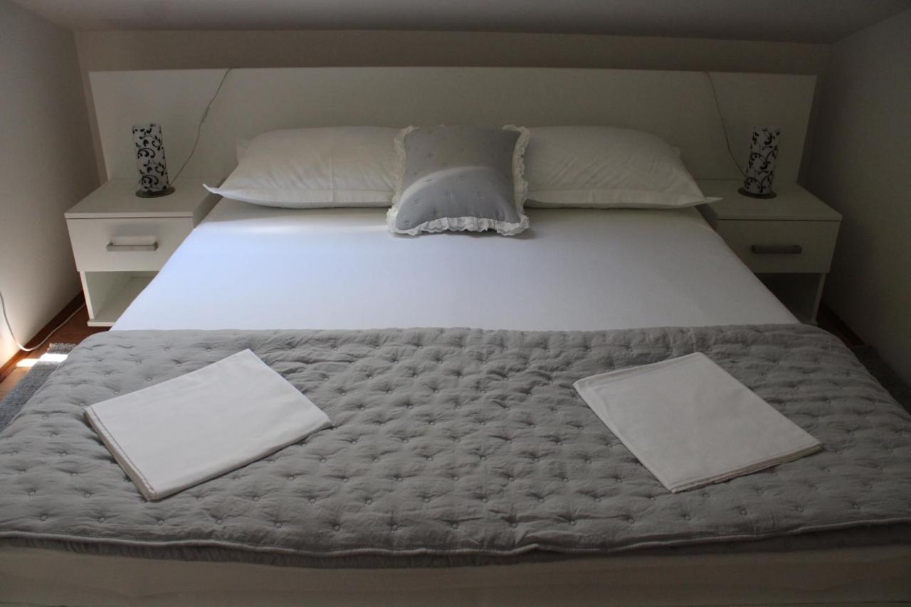 Apartments & Rooms Anita Хвар Екстер'єр фото