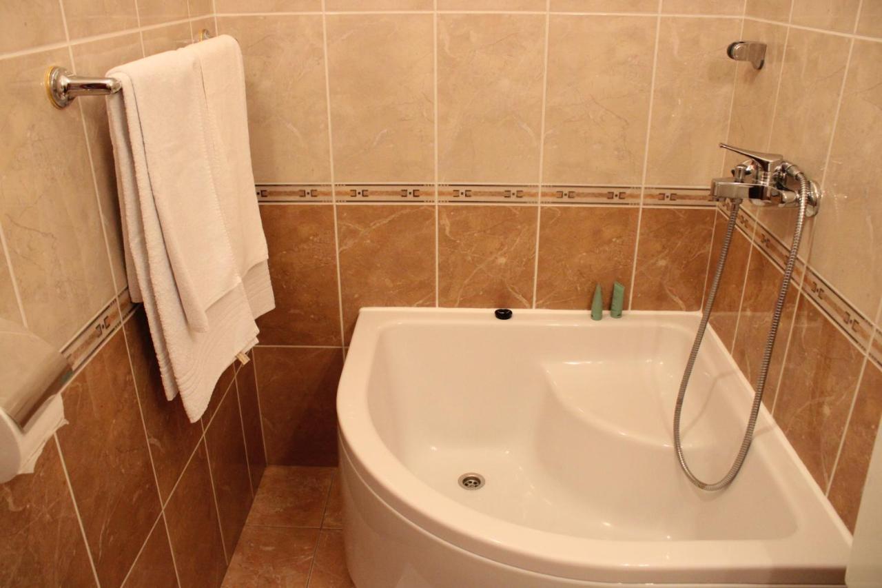 Apartments & Rooms Anita Хвар Екстер'єр фото
