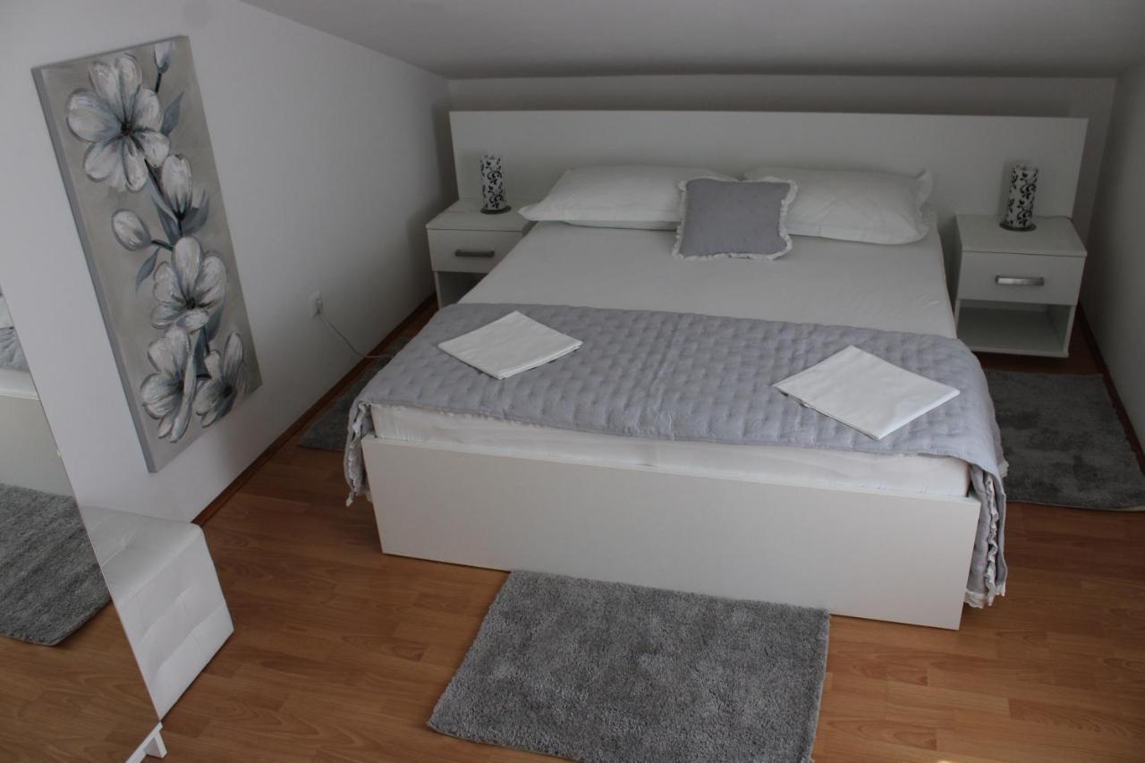 Apartments & Rooms Anita Хвар Екстер'єр фото