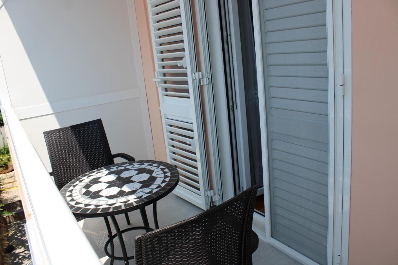 Apartments & Rooms Anita Хвар Екстер'єр фото